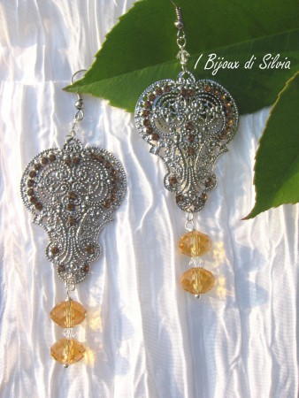 Pendenti con brillantini Swarovsky color cognac e  cristalli di Boemia sfacettati 